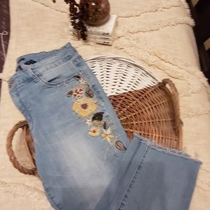 Bandolino 🌸🌼 embroidered jean capris